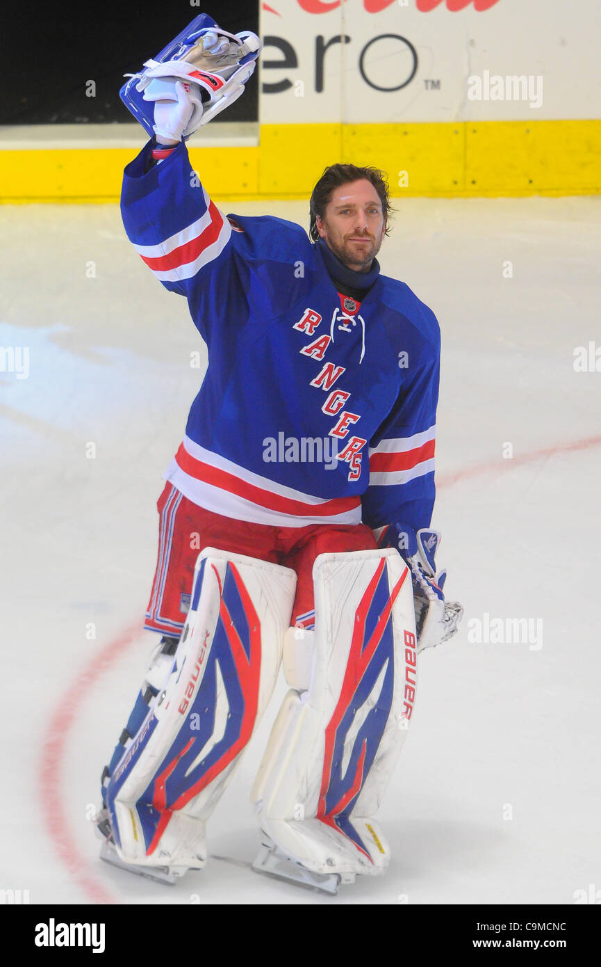 24. Januar 2012 - Newark, New Jersey, USA - New York Rangers Torwart Henrik Lundqvist (30) erkennt Fans, wenn er als der erste Stern des Spiels für seine Shutout Leistung während NHL Aktion zwischen den Winnipeg Jets und den New York Rangers im Madison Square Garden in New York, N.Y. angekündigt wird die Stockfoto