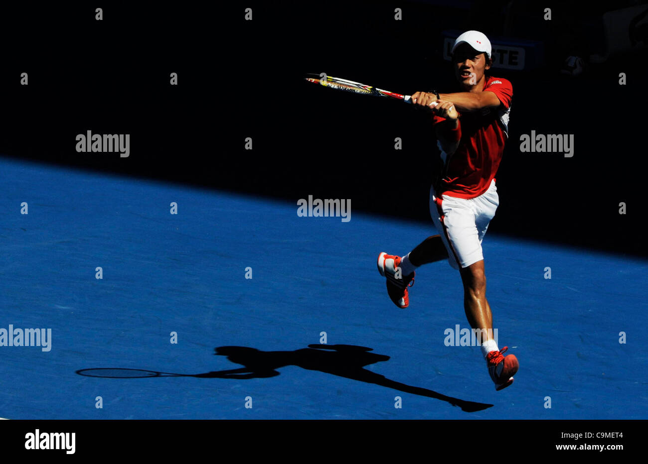 25.01.2012 Melbourne, Australien. Nishikori in Aktion auf der 10. Tag der Herren Viertelfinale übereinstimmen. Andy Murray (GBR) V Kei Nishikori (JPN). Murray gewinnt 6-3, 6-3, 6-1 auf Rod Laver Arena bei den Australian Open. Stockfoto