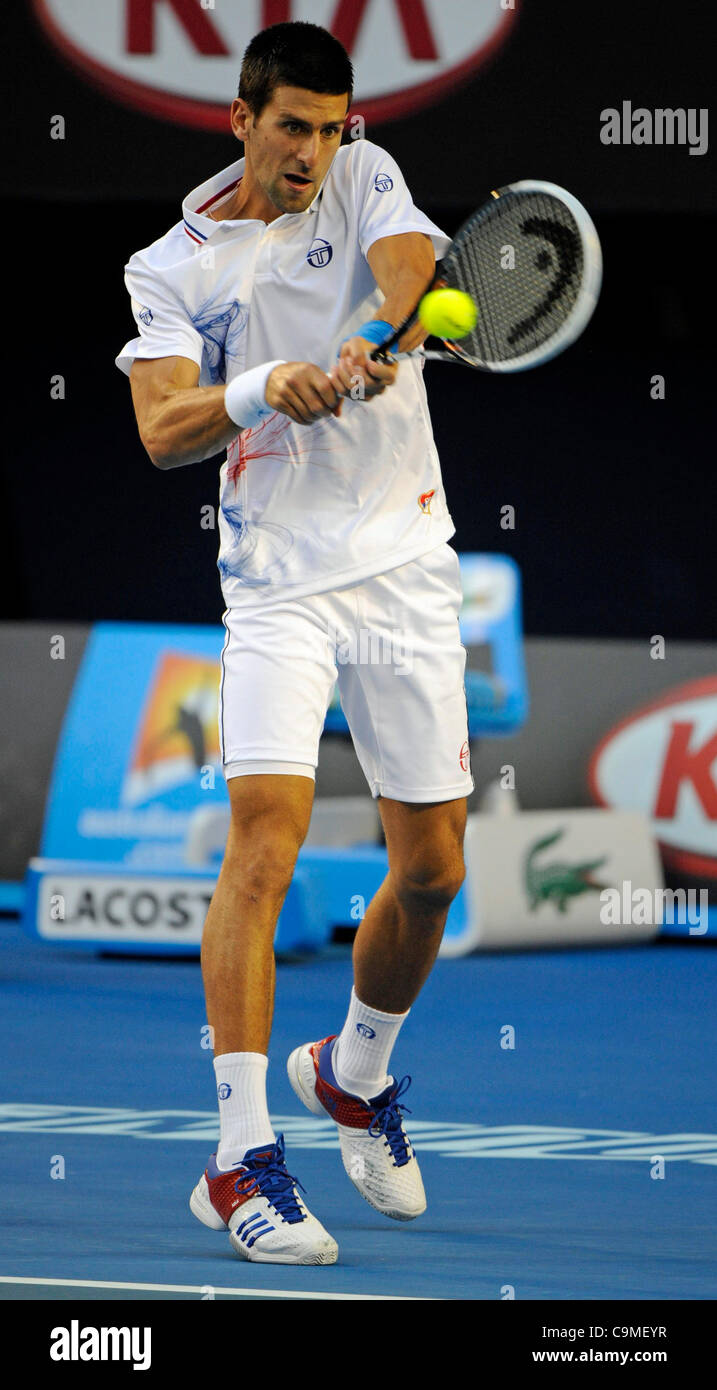 25.01.2012 Melbourne, Australien. Djokovic in Aktion auf der 10. Tag der Herren Viertelfinale übereinstimmen. Novak Djokovic (SRB) V David Ferrer (ESP). Gespielt am Rod Laver Arena bei den Australian Open. Stockfoto