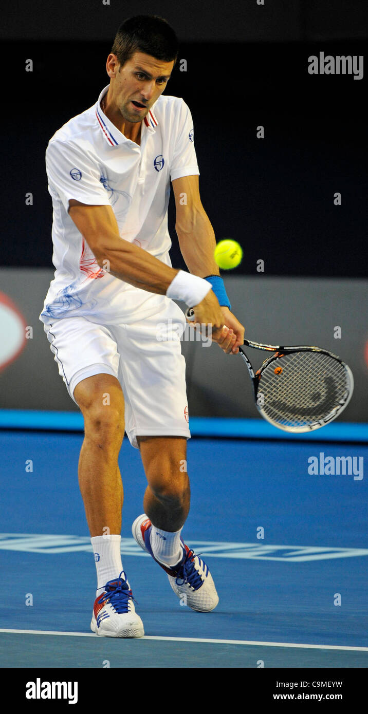 25.01.2012 Melbourne, Australien. Djokovic in Aktion auf der 10. Tag der Herren Viertelfinale übereinstimmen. Novak Djokovic (SRB) V David Ferrer (ESP). Gespielt am Rod Laver Arena bei den Australian Open. Stockfoto