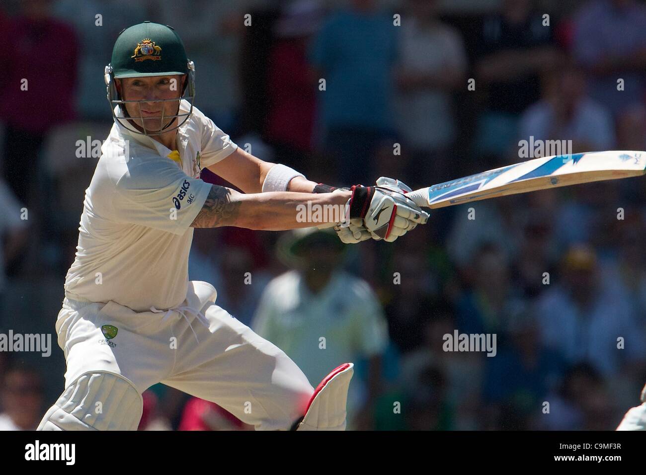 25.01.2012 spielte Adelaide Australien, Michael Clarke Australien in Aktion während des zweiten Tages der 4. Cricket Test Match zwischen Australien und Indien an der Adelaide Oval. Stockfoto