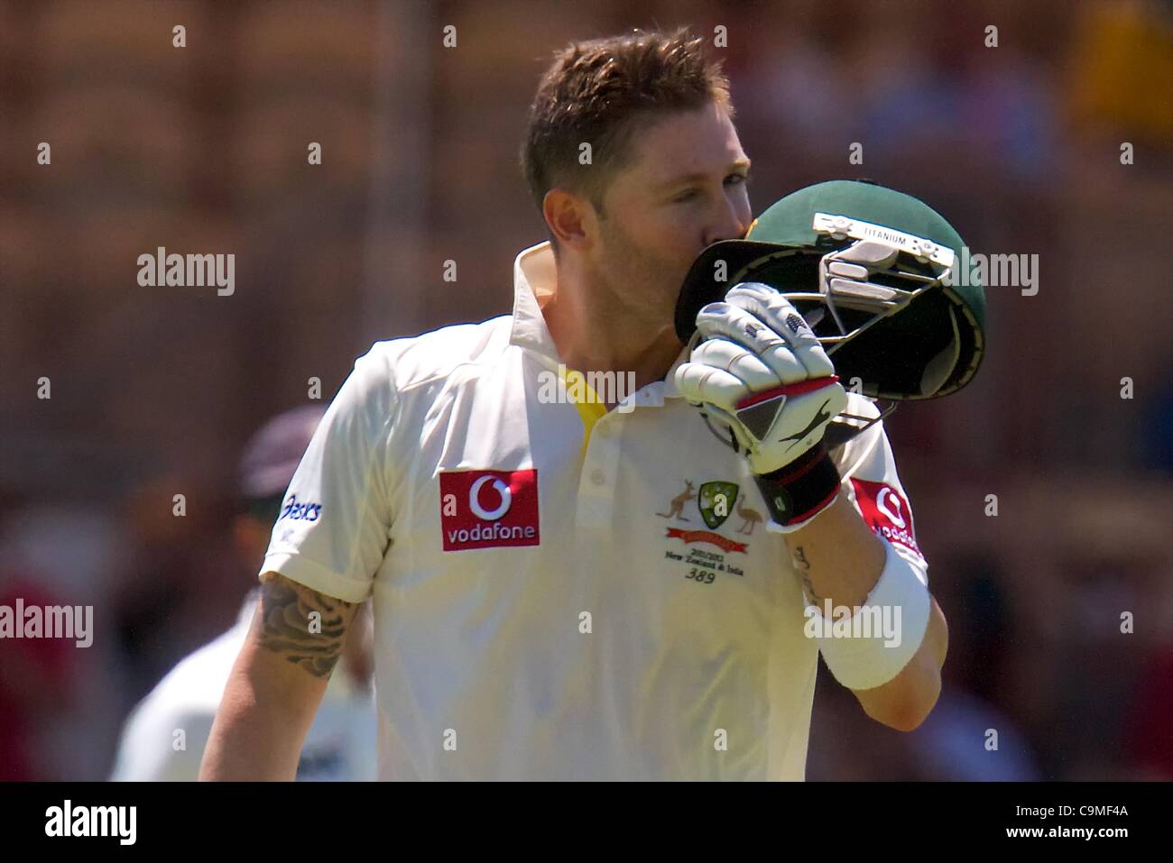 25.01.2012 spielte Adelaide Australien, Michael Clarke Australien in Aktion während des zweiten Tages der 4. Cricket Test Match zwischen Australien und Indien an der Adelaide Oval. Stockfoto