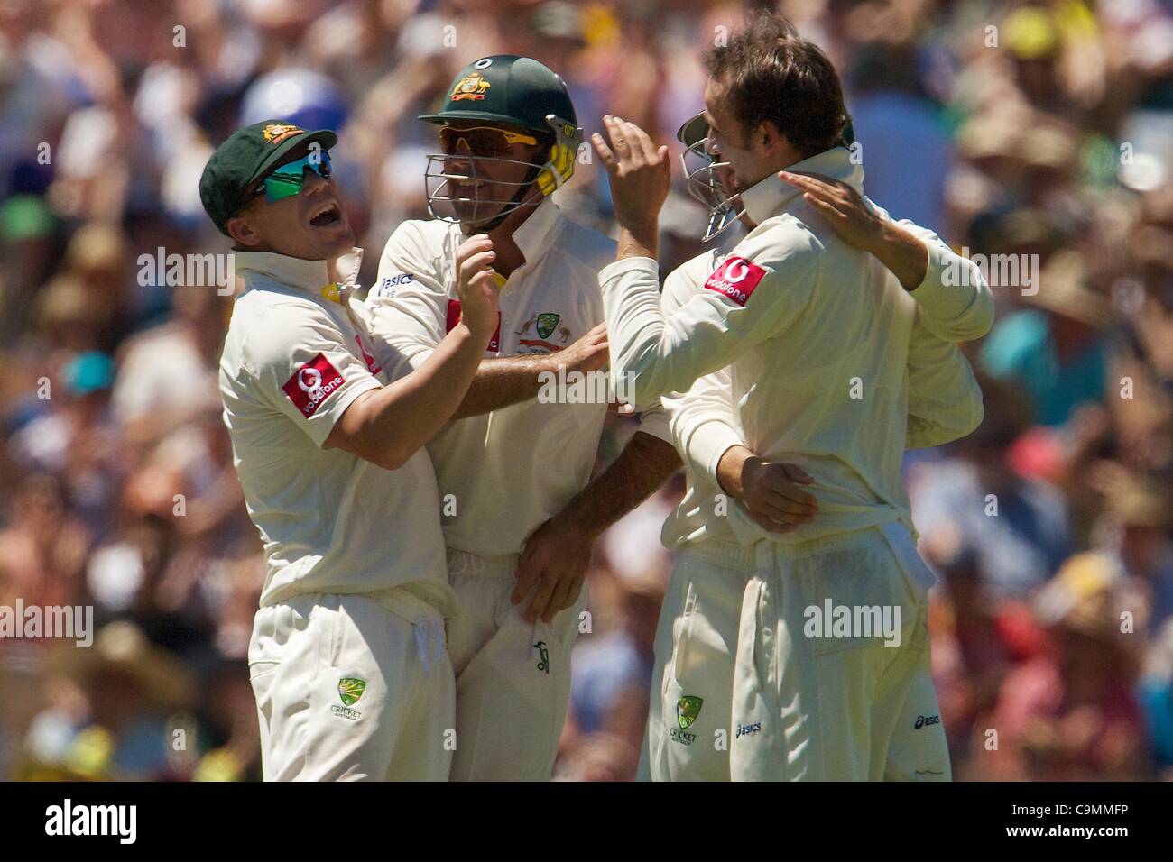 26.01.2012 Adelaide, Australien. Australien in Aktion während des zweiten Tages der 4. Cricket Test Match zwischen Australien und Indien spielte an der Adelaide Oval. Stockfoto