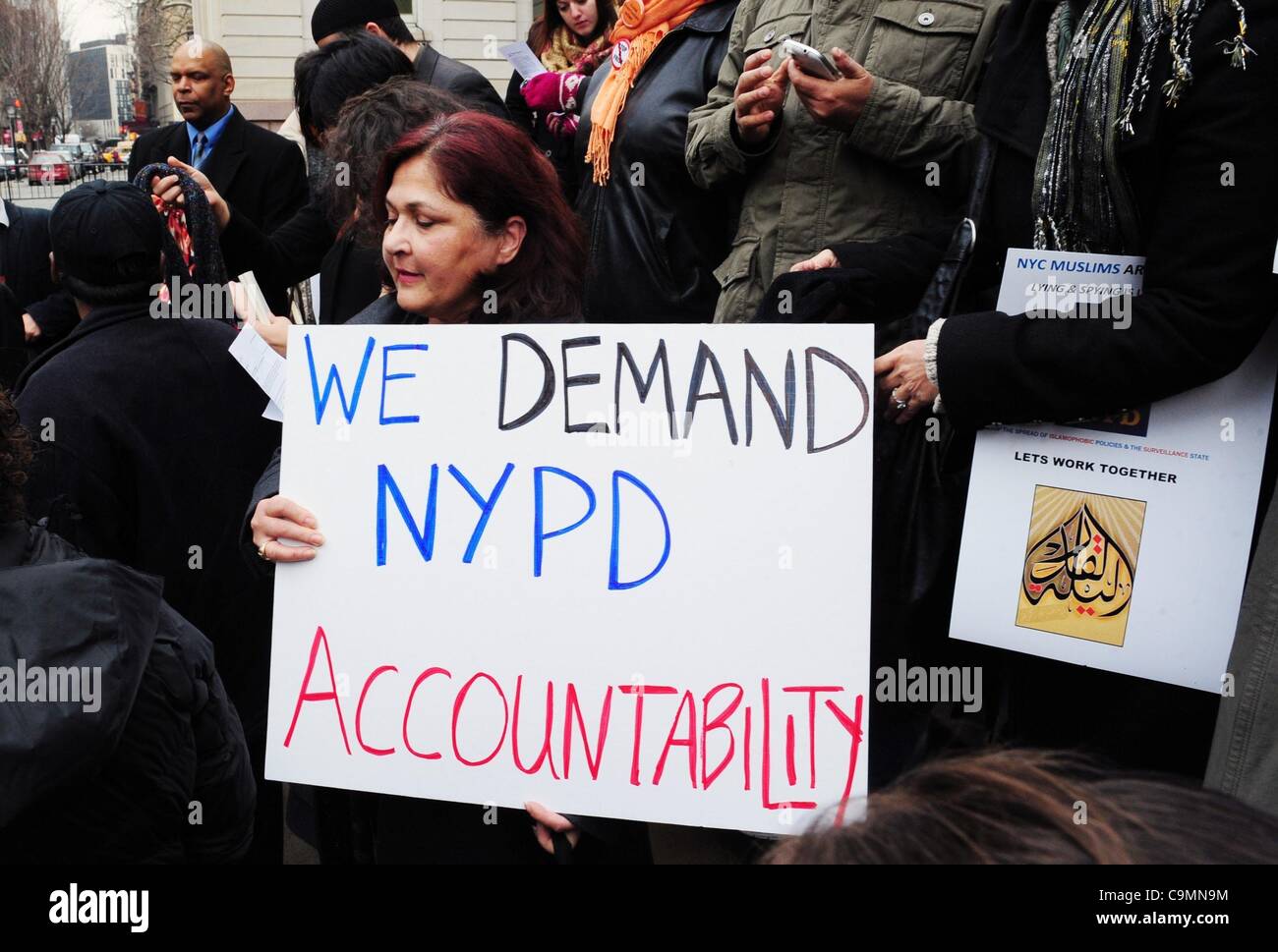 26. Januar 2012 - Manhattan, New York, USA - TALAT HAMDANI, Center, dessen Sohn Mohammad Salman Hamdani gestorben ist, Leben in das World Trade Center-Attacken zu retten versucht, hält ein Protest Schild als Mitglieder der muslimischen American Civil Liberties Koalition (MACLC) und Anhänger zu sammeln, auf den Spuren der Stadt Ha Stockfoto