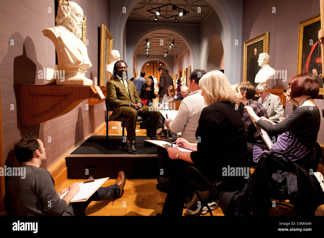 National Portrait Gallery in London. 26.01.2012 Bild zeigt Levi Roots wird skizziert, an der "Come Draw With Me" Kunst-pädagogische Charity-Event in der National Portrait Gallery die Zeichnung fördert und ermutigt die Menschen, die zu Hause mit Freunden und Nachbarn zu zeichnen, der Kampagnenmission ist t erhalten Sie e Stockfoto