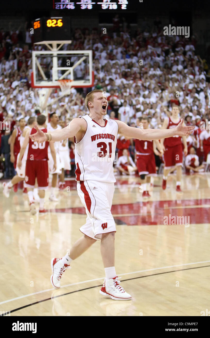 26. Januar 2012 - feiert in den letzten Sekunden der Wisconsin Badgers besiegte die Indiana Hoosiers 57-50 im Kohl Center in Madison, Wisconsin Madison, Wisconsin, USA - Wisconsin vorwärts Mike Bruesewitz #31. (Kredit-Bild: © John Fisher/Southcreek/ZUMAPRESS.com) Stockfoto
