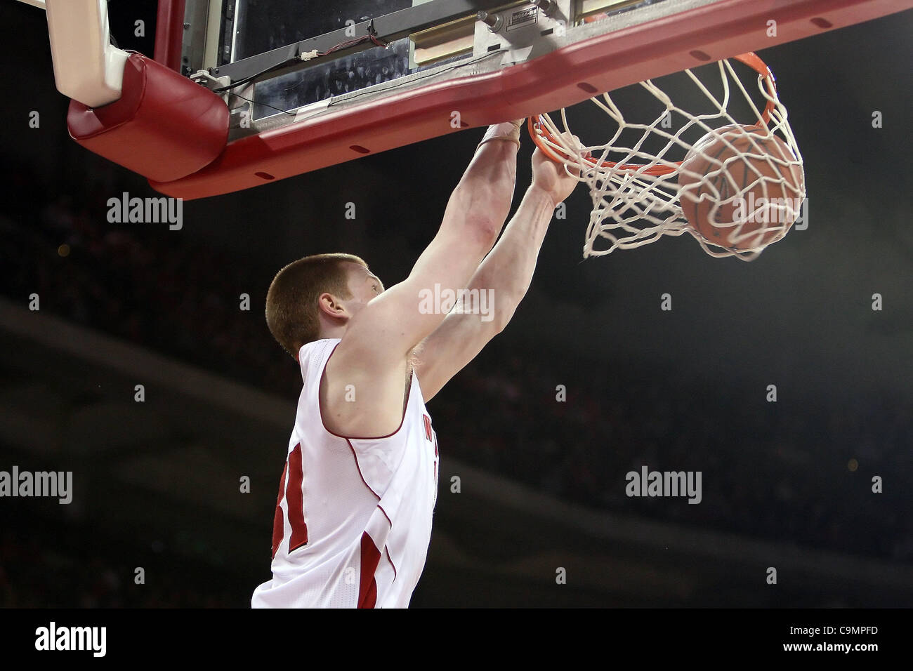 26. Januar 2012 - Madison, Wisconsin, USA - Wisconsin vorwärts Mike Bruesewitz #31 dunks Basketball spät in der zweiten Hälfte. Wisconsin Badgers besiegte die Indiana Hoosiers 57-50 im Kohl Center in Madison, Wisconsin. (Kredit-Bild: © John Fisher/Southcreek/ZUMAPRESS.com) Stockfoto