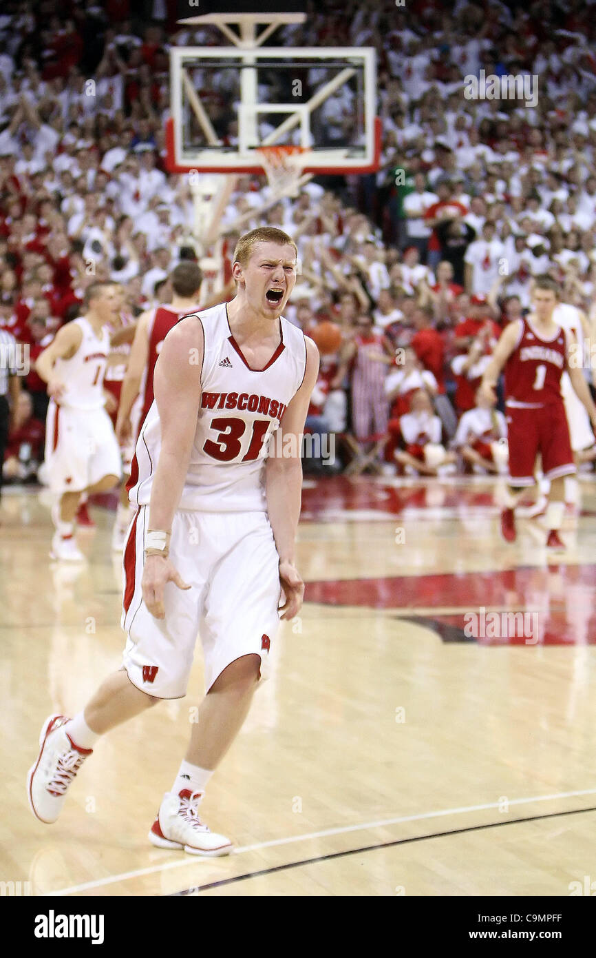 26. Januar 2012 - Madison, Wisconsin, feiert US - Wisconsin vorwärts Mike Bruesewitz #31 in den letzten Sekunden, wie die Dachse die Hoosiers besiegen. Wisconsin Badgers besiegte die Indiana Hoosiers 57-50 im Kohl Center in Madison, Wisconsin. (Kredit-Bild: © John Fisher/Southcreek/ZUMAPRESS.com) Stockfoto