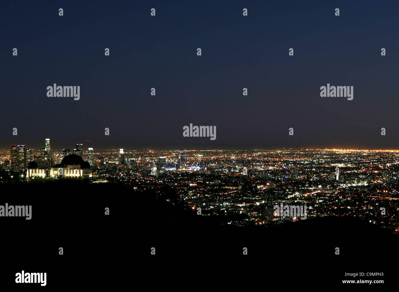 26. Januar 2012 - Los Angeles, Kalifornien, USA - eine Ansicht von Griffith Observatory und der Innenstadt von Los Angeles, Kalifornien Donnerstag, 26. Januar 2012. (Kredit-Bild: © Ringo Chiu/ZUMAPRESS.com) Stockfoto