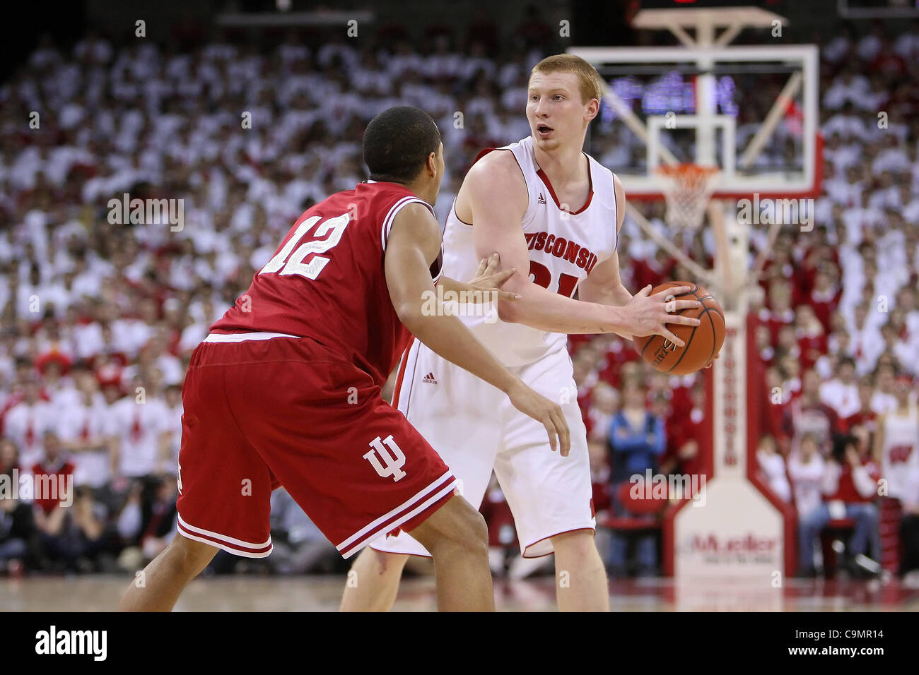 26. Januar 2012 - Madison, Wisconsin, USA - Wisconsin vorwärts Mike Bruesewitz #31 Blicke zu übergeben, während wird bewacht von Indiana bewachen Verdell Jones III #12. Wisconsin Badgers besiegte die Indiana Hoosiers 57-50 im Kohl Center in Madison, Wisconsin. (Kredit-Bild: © John Fisher/Southcreek/ZUMAPRESS. Stockfoto