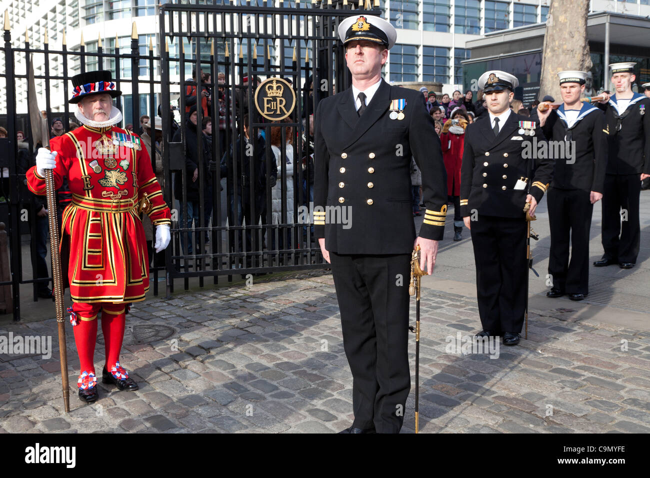 Crew der HMS Liverpool marschieren durch den Tower of London, nehmen sie Teil an der Zeremonie der Constable Abgaben. Stockfoto