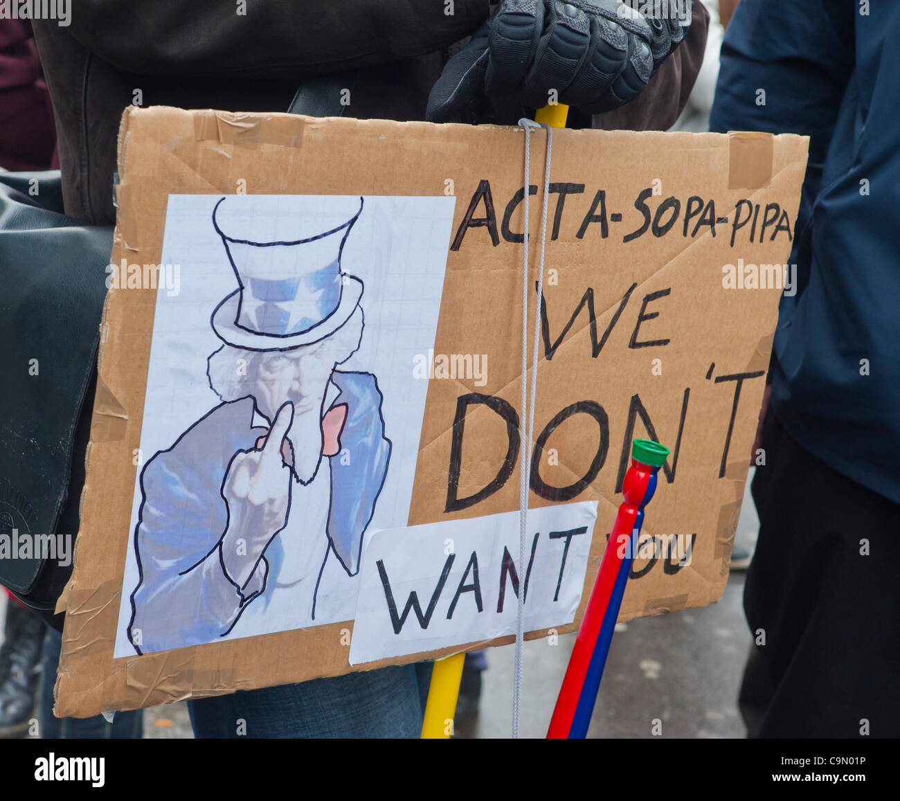 Close Up, Poster anonymer Protest gegen das Internet-Piraterie-Gesetz, ACTA (Anti-Counterfeiting Trade Agreement), ein Gesetz, das die Freiheit des Internets bedroht, Paris, Frankreich, Stockfoto