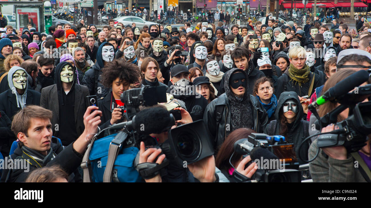 Anonymous Group Protests gegen das Internet Anti-Piraterie Law, ACTA (Anti-Counterfeiting Trade Agreement), ein Gesetz, das die Freiheit des Internets bedroht, Paris, Frankreich, Panorama, Aerial Crowd Teens protestieren Jugendliche Straßenjournalisten, die arbeiten Stockfoto
