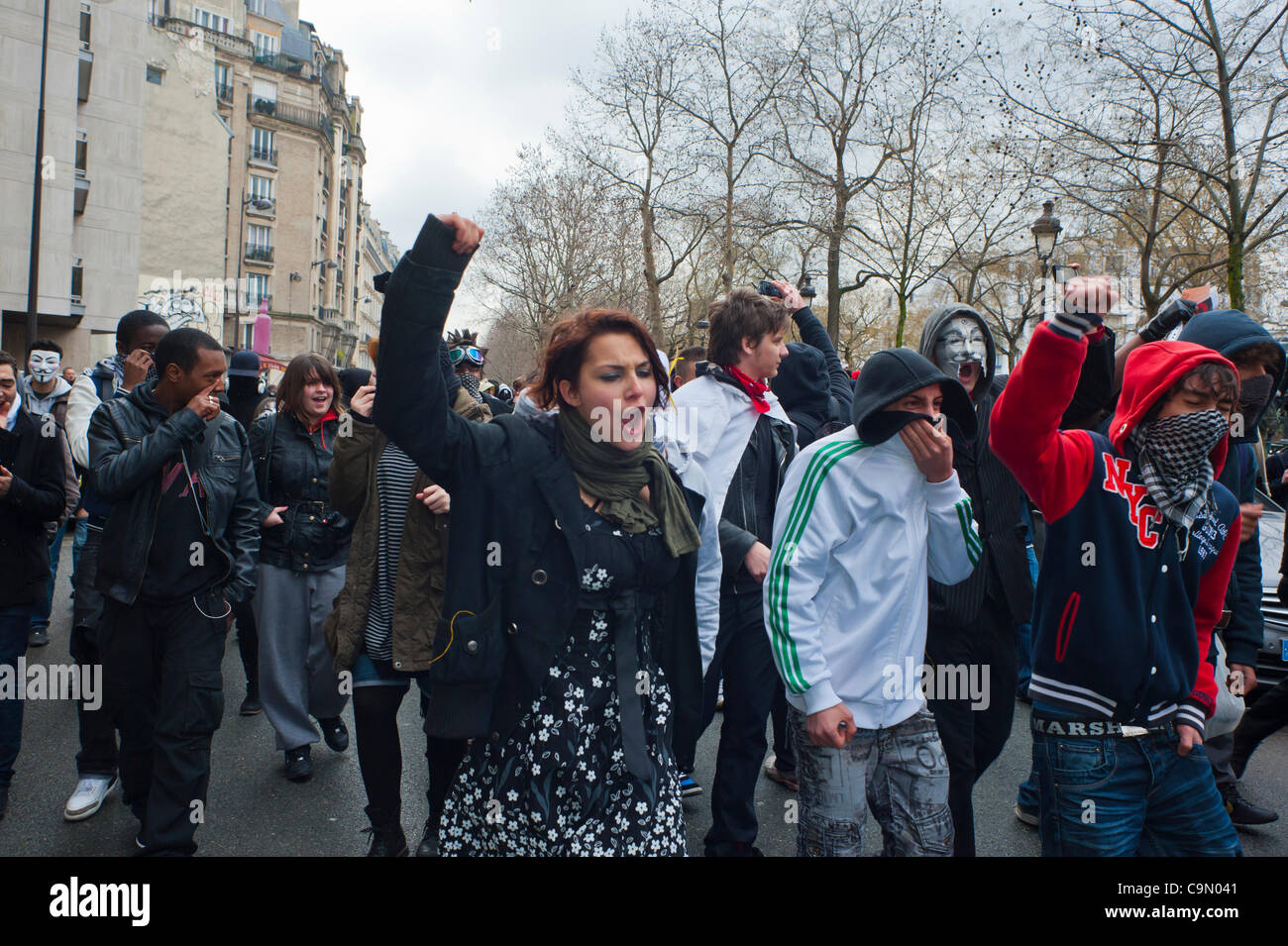 Wütende Menge Jugendliche Straße Anonyme Proteste gegen Internet-Piratengesetz, ACTA (Anti-Counterfeiting Trade Agreement), das "die Freiheit des Internets bedroht", Paris, Frankreich, Protest gegen den freien Handel, große Gruppe [Teenager] junge Menschen protestieren auf der march Street Stockfoto