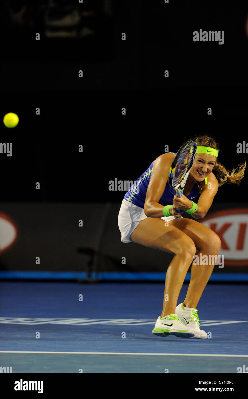 28.01.2012 Australian Open Tennis aus Melbourne Park. Victoria. Damen Finale übereinstimmen.  Azarenka (BLR) gibt einen Schuss auf den dreizehnten Tag der Australian Open Tennis Championships in Melbourne, Australien. Victoria Azarenka schlagen Maria Sharapova 6-3 6-0 in der Australian Open Finale gewinnt ihre maide Stockfoto