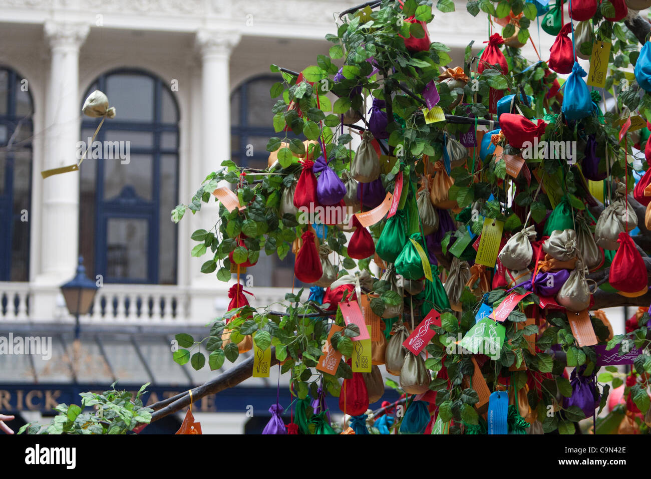 Einer von Hunderten von Taschen tragen einen Wunsch fliegt durch die Luft in Richtung der Wishing Tree während der Feierlichkeiten zum chinesischen Neujahr, das Jahr des Drachen, Chinatown. Stockfoto