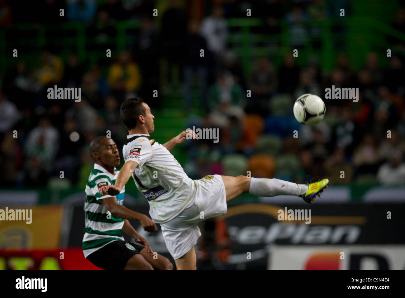 29. Januar 2012 - Lissabon, Portugal - P. Moreira SC Beira Mar Defender (R) und Elias Sporting Clube Portugal Mittelfeldspieler (L) während der Sporting Lissabon Vs SC Beira Mar Spiel für die 17. Runde der portugiesischen Zon Sagres Football League im Alvalade-Stadion.  Bildnachweis: Pedro Nunes Stockfoto