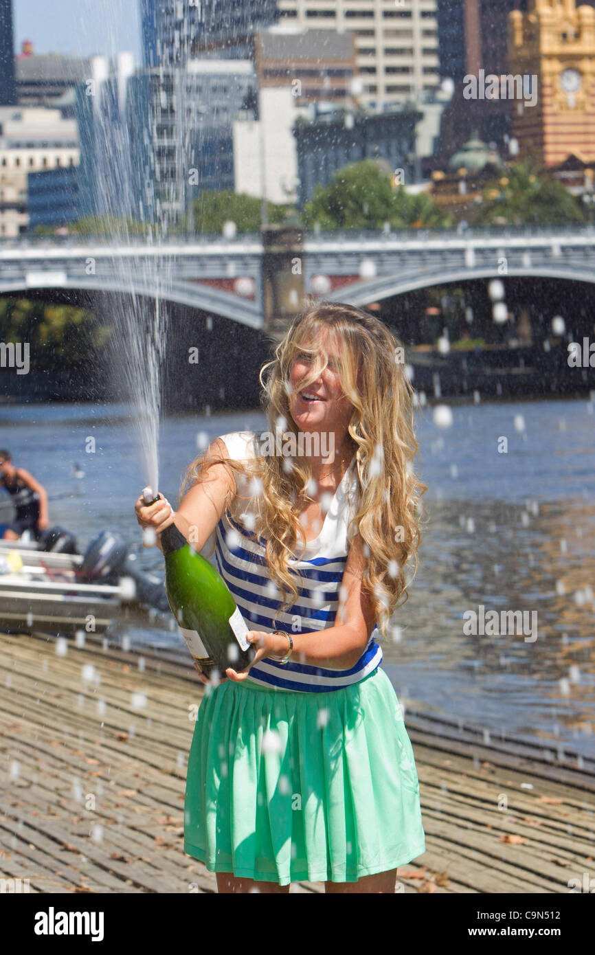 Victoria Azarenka (BLR).2012 AUSTRALIAN OPEN TENNIS - Medien nennen. Bilder von der Damen Einzel Sieger am Folgetag mit ihrer Trophäe Melbourne, Victoria, Australien. Stockfoto