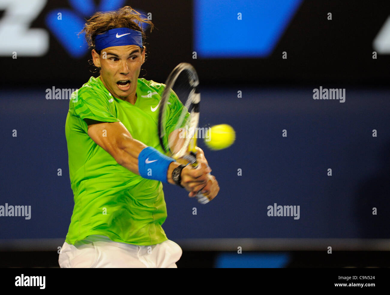 29.01.2012 Melbourne, Australien. Nadal in Aktion am 14. Tag des Herren Endspiel. Novak Djokvic (SRB) V Rafael Nadal (ESP). Rod Laver Arena bei den Australian Open spielte Djokovic besiegt Nadal 5-7, 6-4, 6-2, 6-7, 7-5. Stockfoto