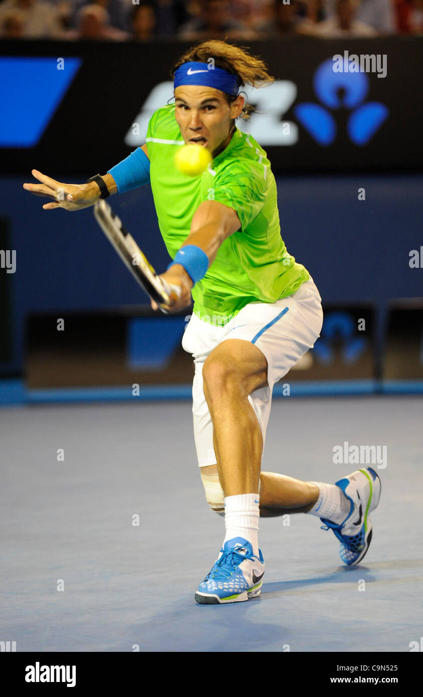 29.01.2012 Melbourne, Australien. Nadal in Aktion am 14. Tag des Herren Endspiel. Novak Djokvic (SRB) V Rafael Nadal (ESP). Rod Laver Arena bei den Australian Open spielte Djokovic besiegt Nadal 5-7, 6-4, 6-2, 6-7, 7-5. Stockfoto