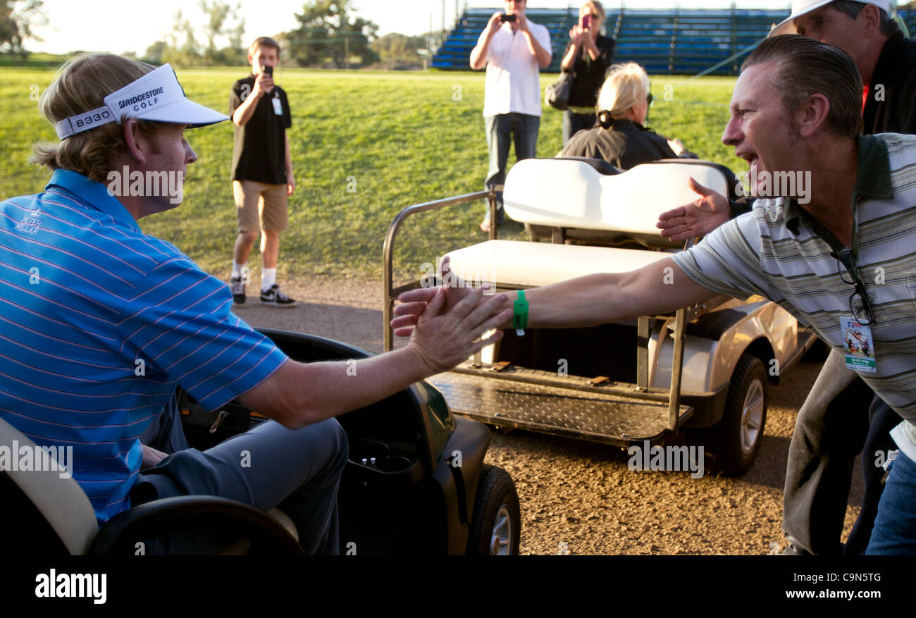 29. Januar 2012 - erreicht ein Fan Brandt Snedeker, links, nach seinem plötzlichen Tod Playoff-Sieg über Kyle Stanley in der letzten Runde der Farmers Insurance Open im Torrey Pines am Sonntag die Hand schütteln. HAYNE PALMOUR IV | hpalmour@nctimes.com (Credit-Bild: © North County Times/ZUMAPRESS Stockfoto