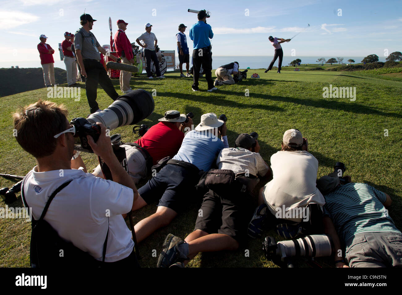 29. Januar 2012 - schießen Fotografen Turnierleiter Kyle Stanley, als er während der regulären Spielzeit der letzten Runde der Farmers Insurance Open im Torrey Pines am Sonntag vom 17. Abschlag trifft. Brandt Snedeker gewann schließlich in eine Überraschung mit einem plötzlichen Tod Playoff-Sieg.  HAYNE PALMOUR IV | hpalm Stockfoto