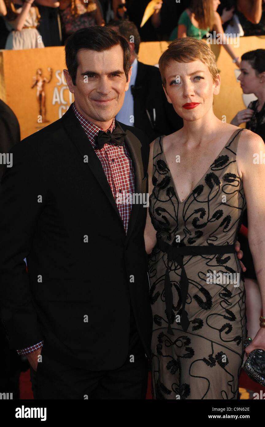 Ty Burrell, Holly Burrell im Ankunftsbereich für 18. jährliche Screen Actors Guild SAG Awards - Ankünfte, Shrine Auditorium, Los Angeles, CA 29. Januar 2012. Foto von: Elizabeth Goodenough/Everett Collection Stockfoto