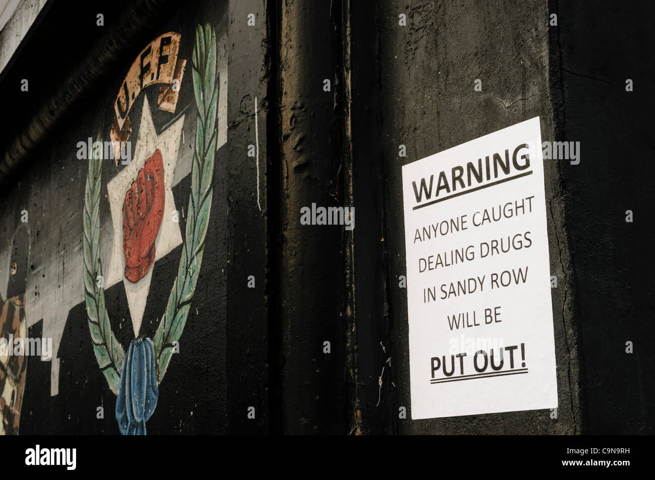 Plakate erscheinen über Nacht in Sandy Row Warnung Drogendealer, dass sie "Setzen werden" des Gebiets.  Es wird vermutet, dass hinter dem Umzug der Ulster Defence Association ist. BELFAST. 30.01.2012 Stockfoto