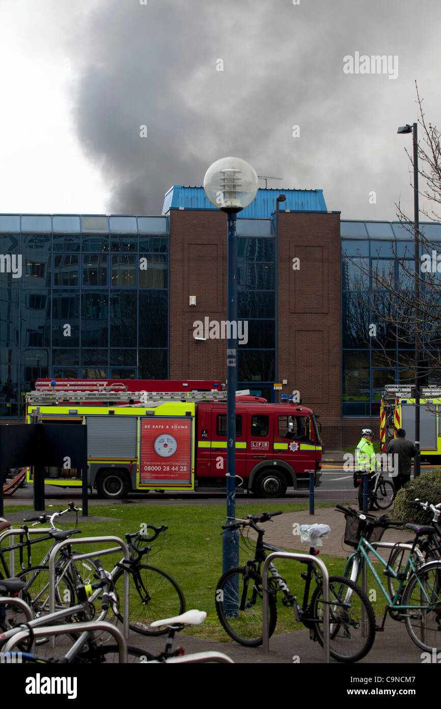 London, UK. Schieße auf Unigate Molkerei, in der Nähe von Wood Lane West London. 31. Januar 2012 Stockfoto
