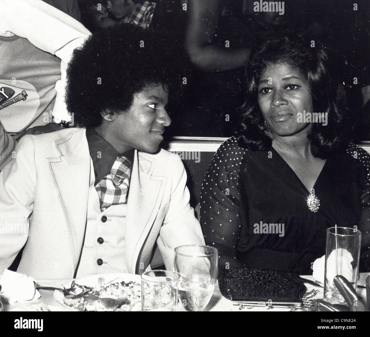 MICHAEL JACKSON mit seiner Mutter Katherine Jackson AKA Katherine Esther Scruse bei einem 1974
