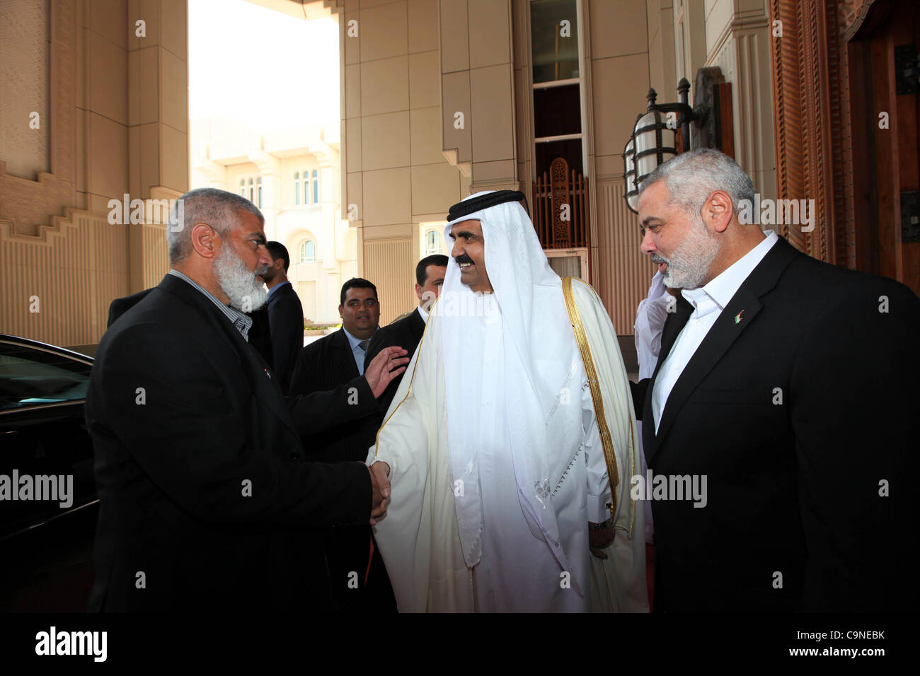 30. Januar 2012 - Doha, Doha, Katar - palästinensischen Ministerpräsidenten im Gazastreifen, Ismail Haniyah trifft sich mit der Qatari Emir Scheich Hamad bin Khalifa Al Thani in der katarischen Hauptstadt Doha auf Jan. 31.2012. Foto von Mohammed Al-Ostaz (Kredit-Bild: © Mohammed Al-Ostaz Apaimages/APA-Images/ZUMAPRESS.com) Stockfoto