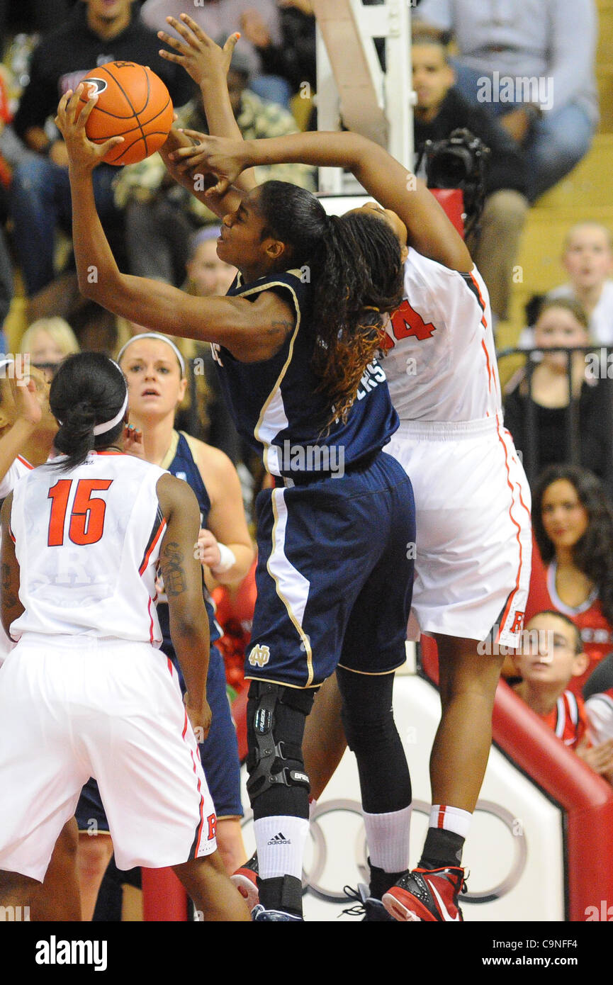 31. Januar 2012 - Newark, New Jersey, USA - Notre Dame Fighting Irish vorwärts Devereaux Peters (14) schnappt sich eine Defensive rebound von Rutgers Scarlet Knights vorwärts-/Mitte Monique Oliver (34) während der ersten Hälfte NCAA Big East Frauen-Basketball-Aktion zwischen Notre Dame und Rutgers bei Louis Brow Stockfoto