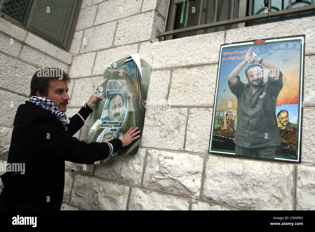 31. Januar 2012 - Ramallah, Westjordanland - Palästinenser nehmen Teil an einer Demonstration fordern die Freilassung palästinensischer Häftlinge eingesperrt in Israel, vor den Büros des Roten Kreuzes. Israelische Behörden sagte heute, dass sie Berechtigung Feed erzwingen der Häftling Khader Adnan, erhalten haben, wurde auf Stockfoto