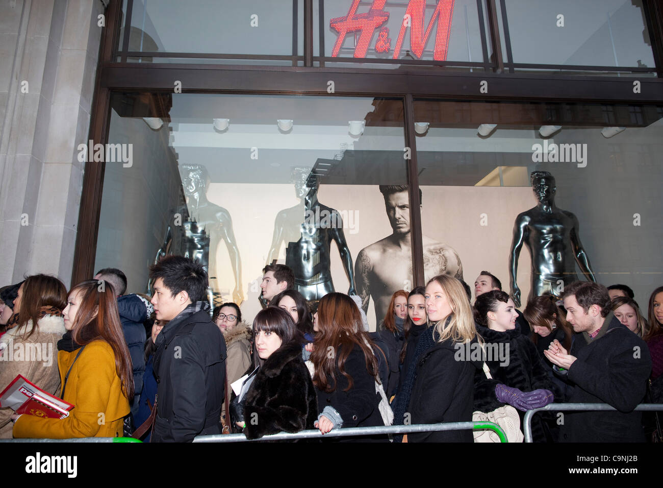 Foto: Jeff Gilbert. Hennes & Mauritz Shop, Regent Street, London, UK. 01.02.2012 Bild zeigt Menschen Schlange um David Beckham bei Hennes & Mauritz High Street-Store an der Regent Street, London, internationale Mode-Einzelhändler zu erfüllen. Stockfoto