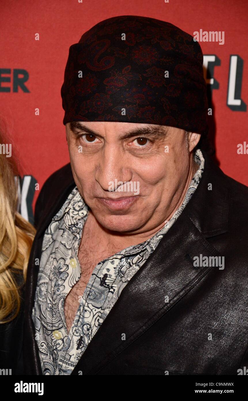 Steven Van Zandt im Ankunftsbereich für Netflix Serie Premiere von LILYHAMMER, The Crosby Street Hotel, New York, NY 1. Februar 2012. Foto von: Eric Reichbaum/Everett Collection Stockfoto