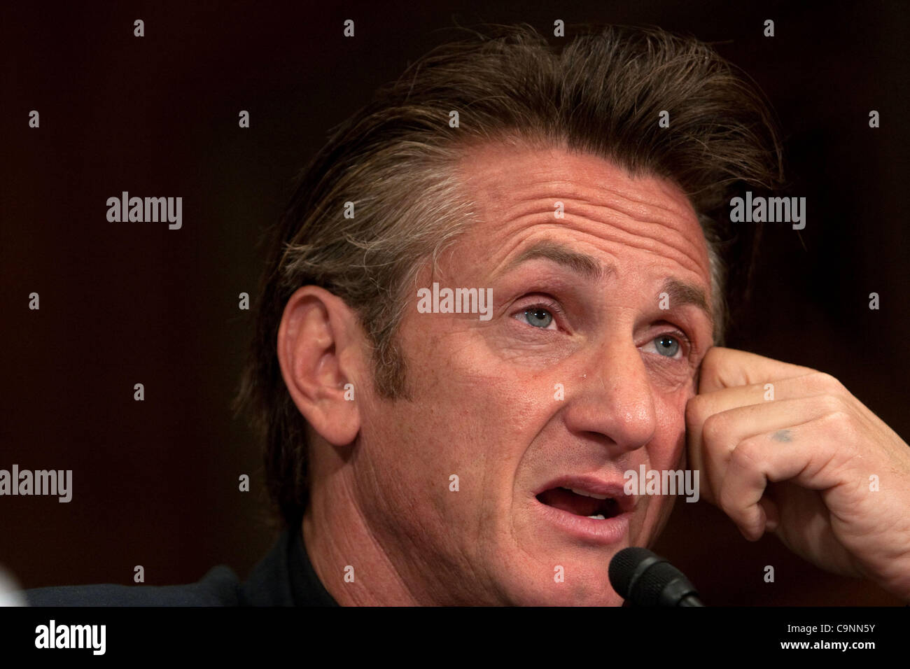 19. Mai 2010 zeugt - Washington, District Of Columbia, USA - SEAN PENN, Schauspieler und Gründer von J/P Haiti Relief Orgnaizaiton, vor der Anhörung Senate Foreign Relations Committee, laufende Bemühungen um den Wiederaufbau Haitis zu bewerten. (Bild Kredit: Oscar Matatquin/ZUMApress.com ©) Stockfoto