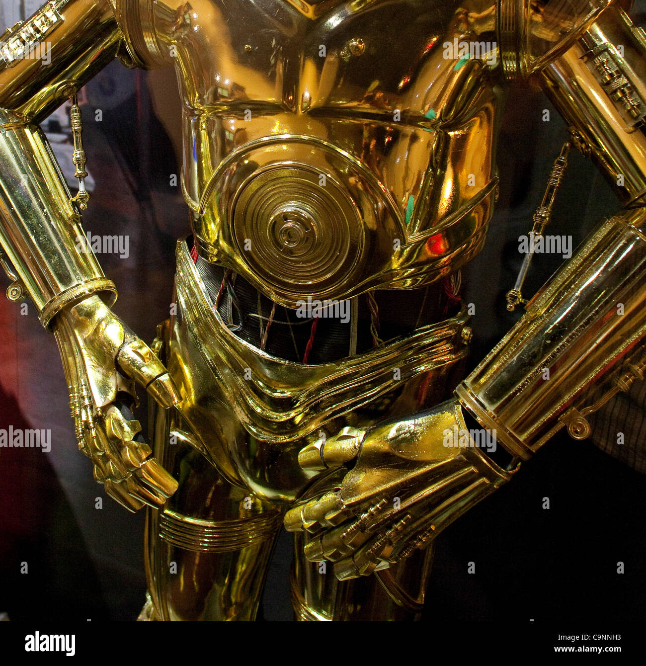 22. Januar 2012 - Santa Ana, Kalifornien, USA - Original-Kostüm von C-3PO -  eine Protokoll Droid in allen 6 Star Wars-Filmen verwendet: Episode IV:  eine neue Hoffnung, Episode V: das Imperium schlägt