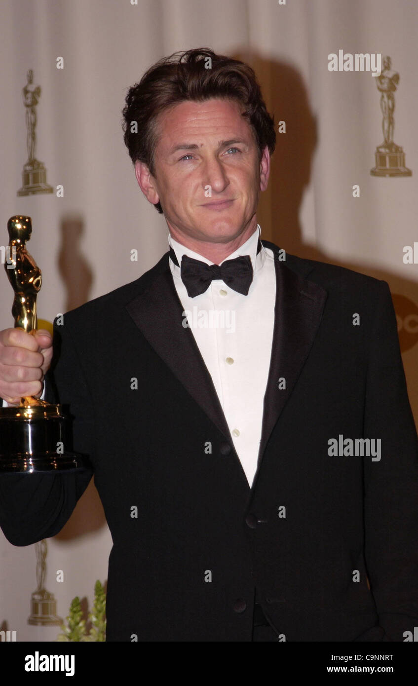 29. Februar 2004; Hollywood, Kalifornien, USA; Oscar-Verleihung 2004: Schauspieler SEAN PENN Gewinner als bester Schauspieler in "Mystic River" im Presseraum an der 76th Annual Academy Awards statt im Kodak Theatre in Hollywood... (Bild Kredit: Paul Fenton/ZUMAPRESS.com) Stockfoto