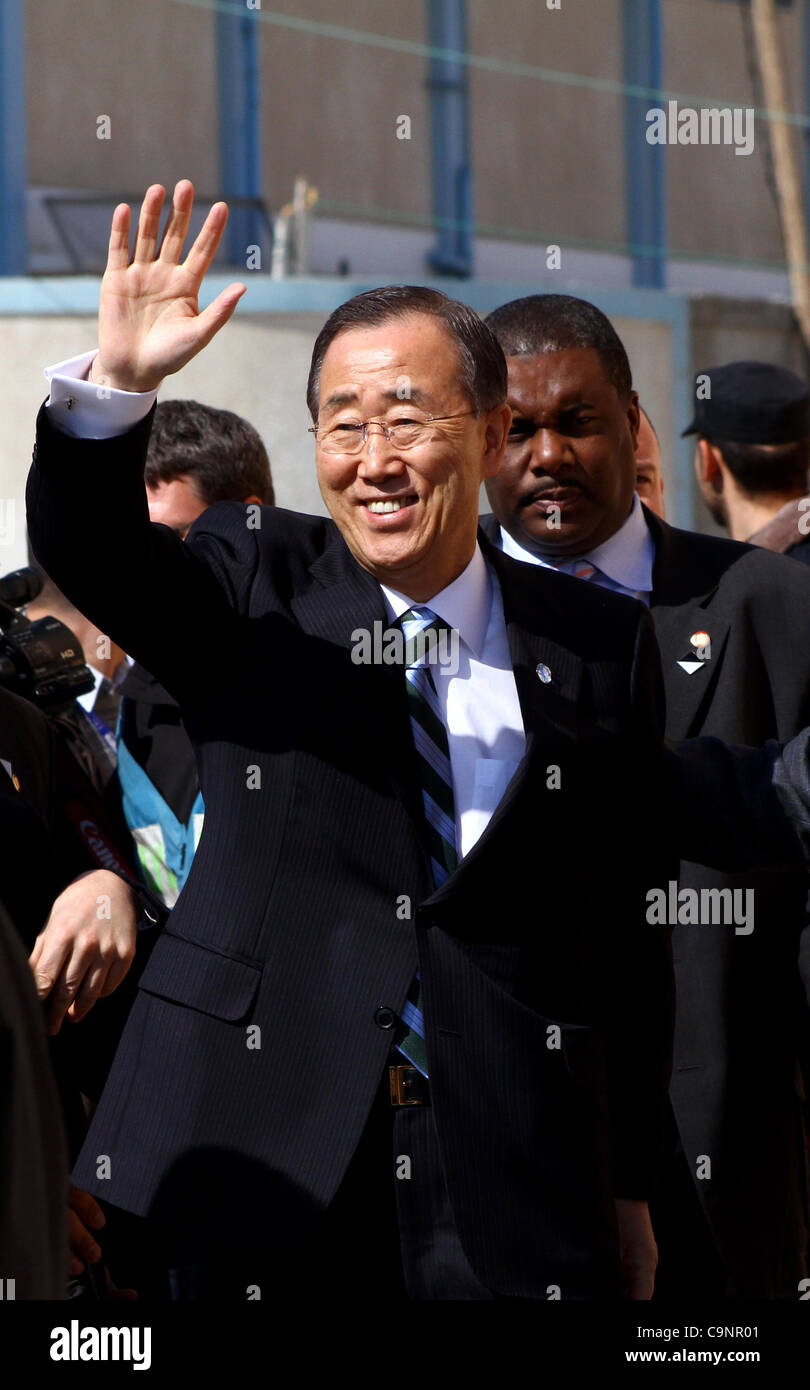 2. Februar 2012 - Khan Yunis, Gazastreifen, Palästina - UN-Generalsekretär "Wellenlinien" general Ban Ki-Moon bei einem Besuch auf der Baustelle ein Wohnprojekt in Khan Yunis im südlichen Gazastreifen am 2. Februar 2012. Demonstranten warfen Schuhe, Sand und kleinen Steinen auf den Konvoi des UNO-Chef Ban Stockfoto