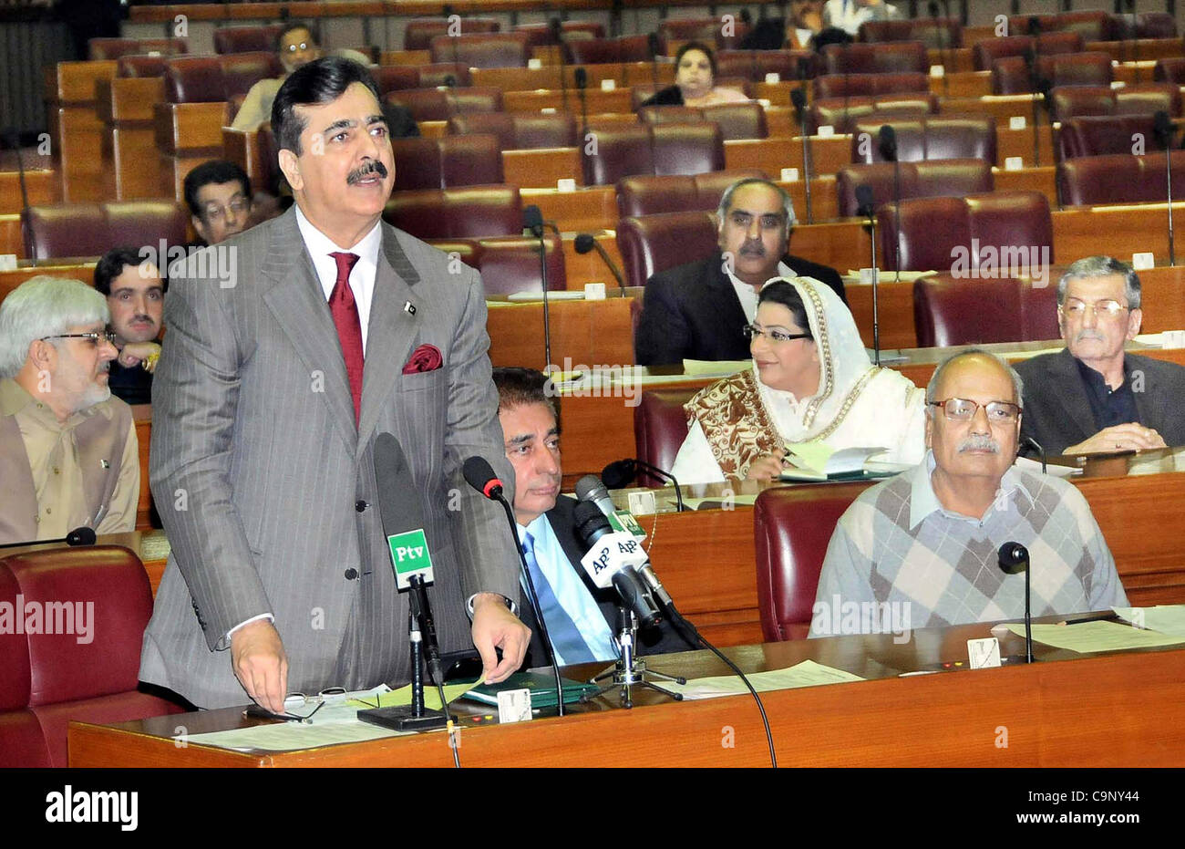 Herr Ministerpräsident, richtet Syed Yousuf Raza Gilani an der nationalen Versammlung im Parliament House in Islamabad am Freitag, 3. Februar 2012 statt. Stockfoto