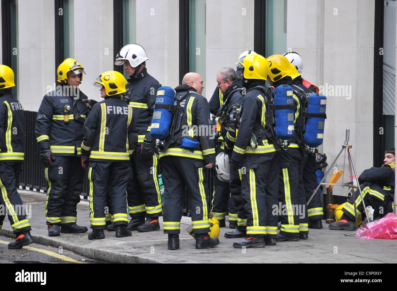 London, UK. 4. Februar 2012. Feuer-Besatzungen besuchen bei einem Großbrand in einem Gebäude auf der Grafton Street im Londoner Stadtteil Mayfair in der Nähe von Bond Street. Stockfoto