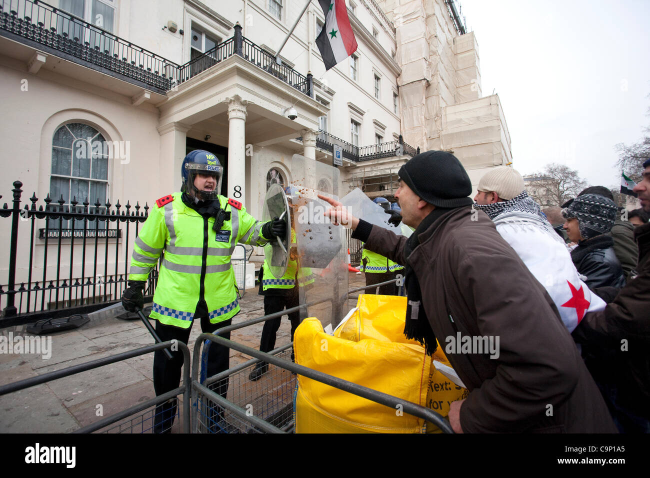 Syrische London Botschaft, Belgrave Square, London, UK. 04.02.2012 clash syrische Demonstranten mit der Polizei vor London syrische Botschaft in Belgravia. Heute früh wurden 6 Demonstranten festgenommen, nachdem Fenster zertrümmert, wie Aktivisten Botschaften gezielt. Stockfoto