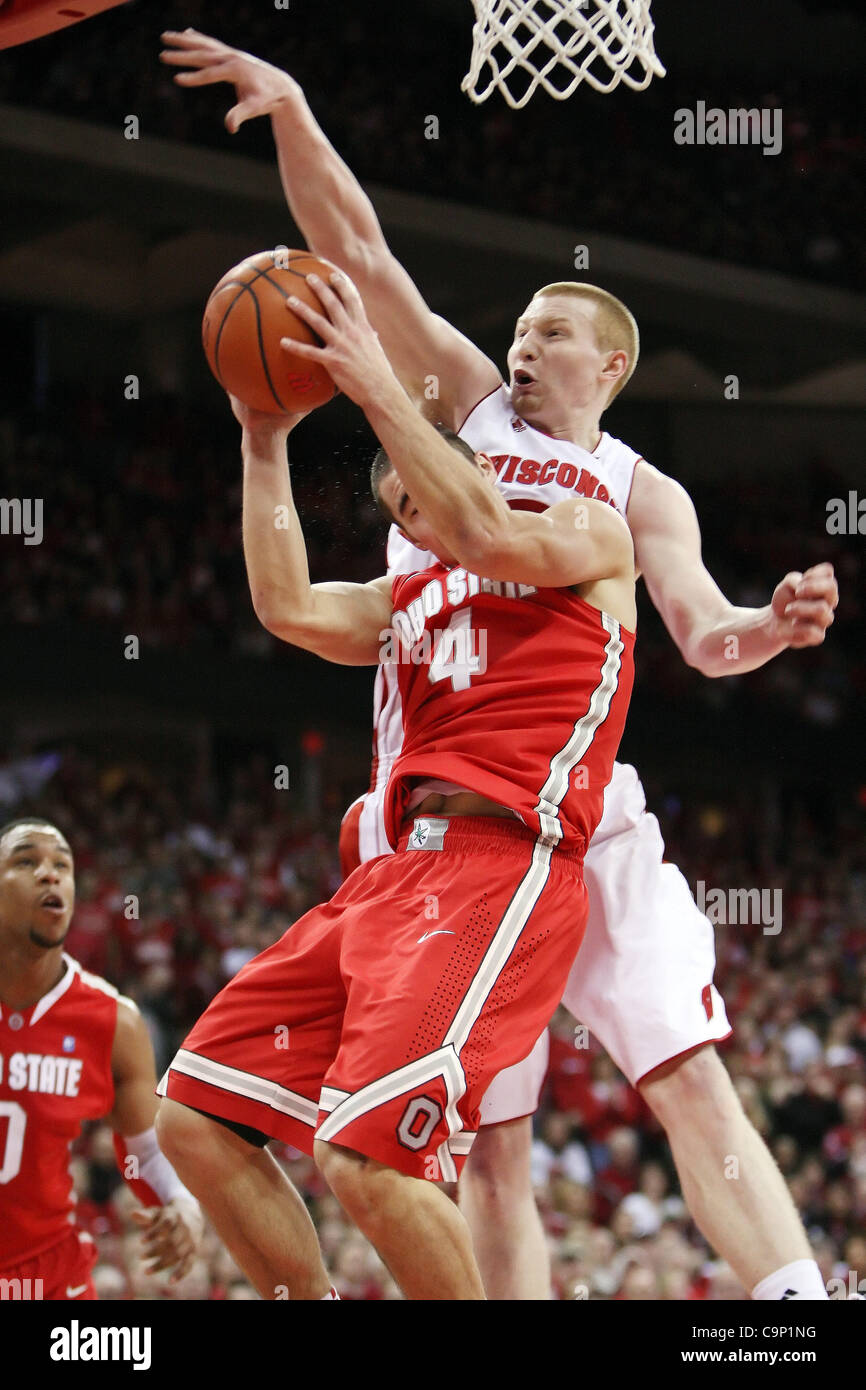 4. Februar 2012 - Madison, Wisconsin, USA - Wisconsin vorwärts Mike Bruesewitz #31 Blöcke den Schuss des Ohio State guard Aaron Handwerk #4 unter dem Korb. Zur Halbzeit führen die Ohio State Buckeyes die Wisconsin Badgers 28-24 at Kohl Center in Madison, Wisconsin. (Kredit-Bild: © John Fisher/Southcreek / Stockfoto