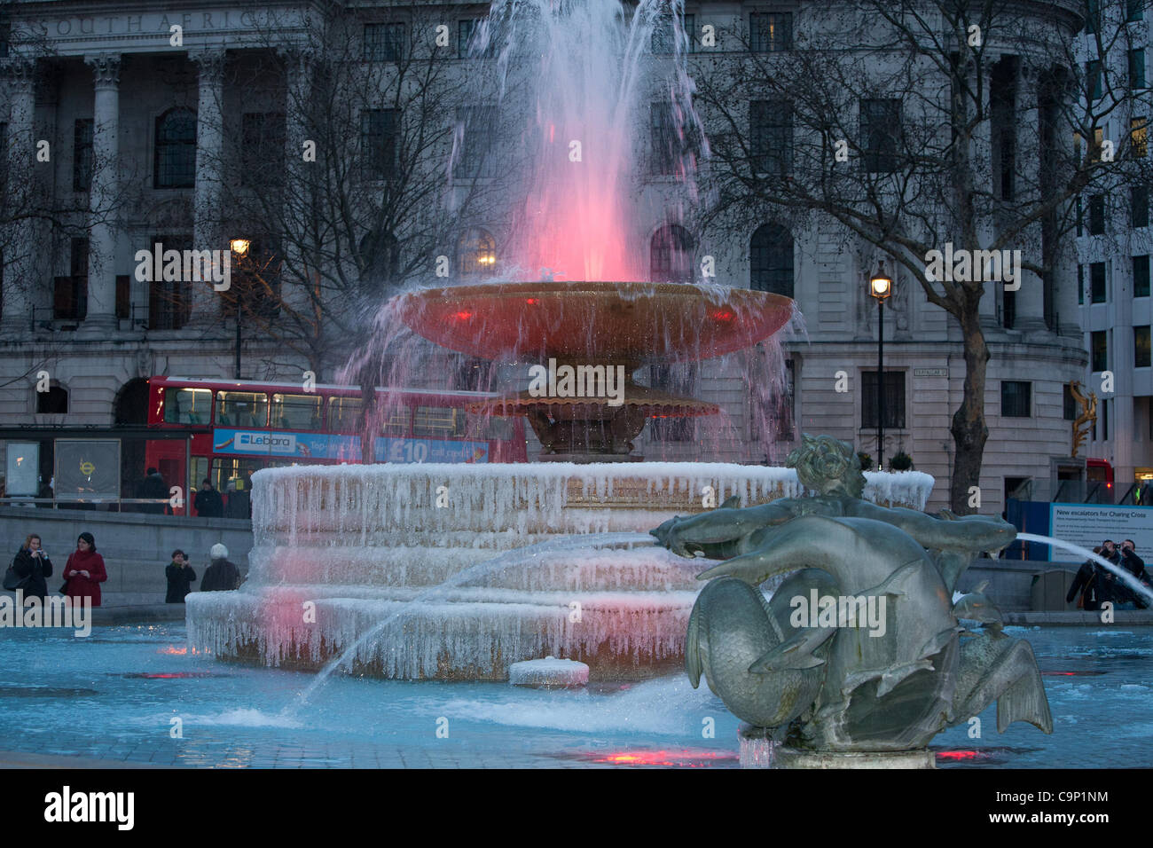 London, UK, 02.04.2012. Brunnen am Trafalgar Square drehen, während die Kälte Snap Eis Stockfoto