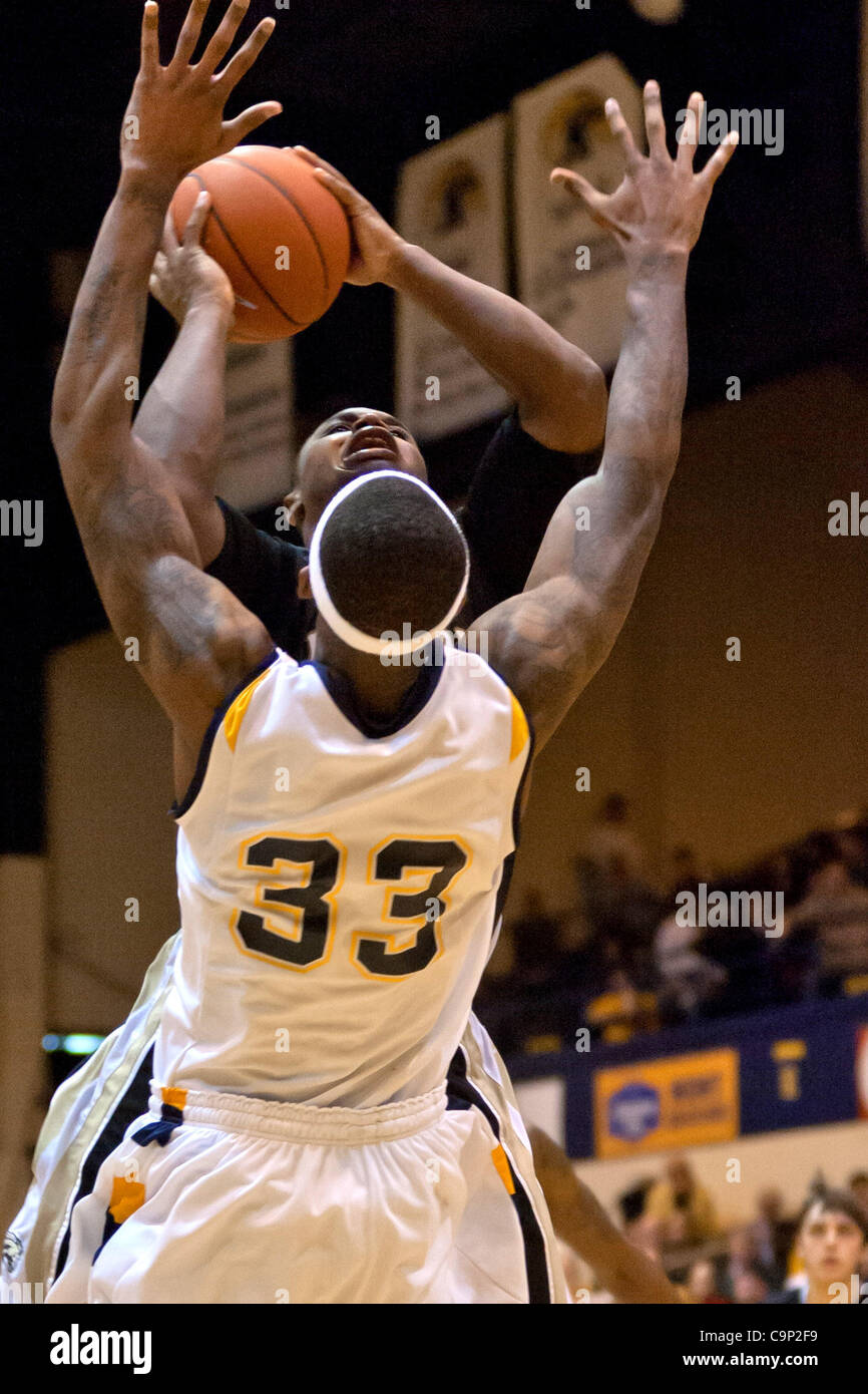 4. Februar 2012 - heißt Kent, Ohio, US - Western Michigan Wache Demetrius Ward (1) für die Erhebung gegen Kent State Center Justin Manns (33) in der zweiten Hälfte.  Die Kent State Golden Blitze besiegte die Western Michigan Broncos 78-73 in der Overtime in das Spiel gespielt am MAC Center in Kent, O Stockfoto