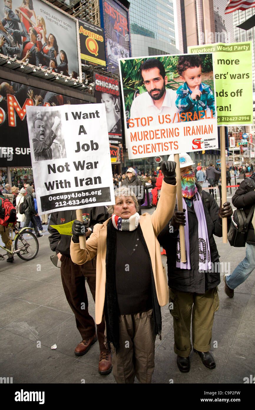 4. Februar 2012: Internationaler Aktionstag: keine US-Krieg gegen den Iran. Aktivisten-Rallye auf dem Times Square, New York City und März UN und israelische Botschaft Kriegstreiberei gegen Iran, Sanktionen und Drohne Streiks zu protestieren. Stockfoto