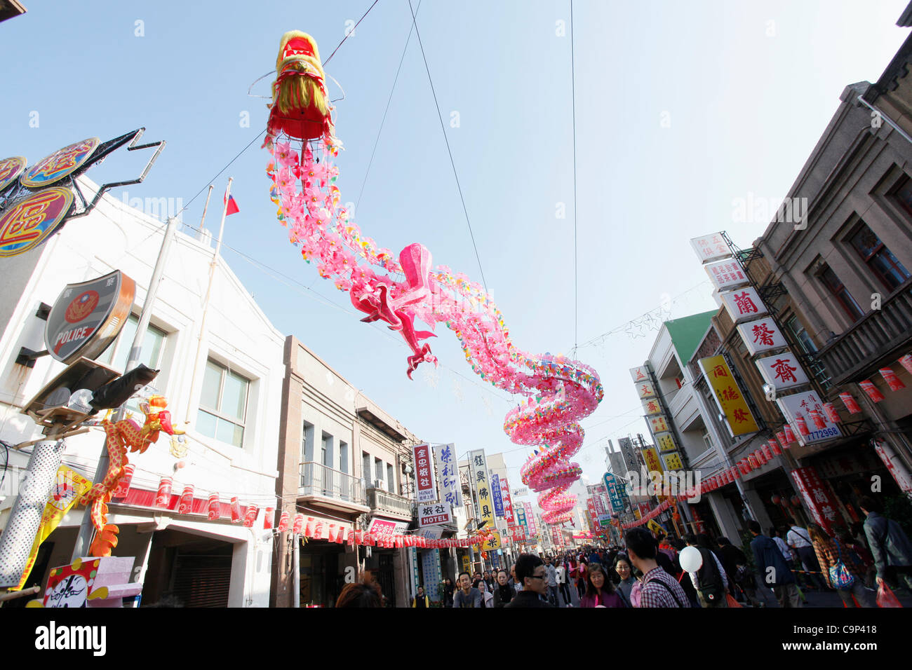 Drachen Laternen hängen Straße in Lukang, Changhua County, Taiwan, 05, Februar 2012, zur Feier des Laternenfest Taiwan. Drachen Figur ist das Symbol des Lunar New Year. Stockfoto