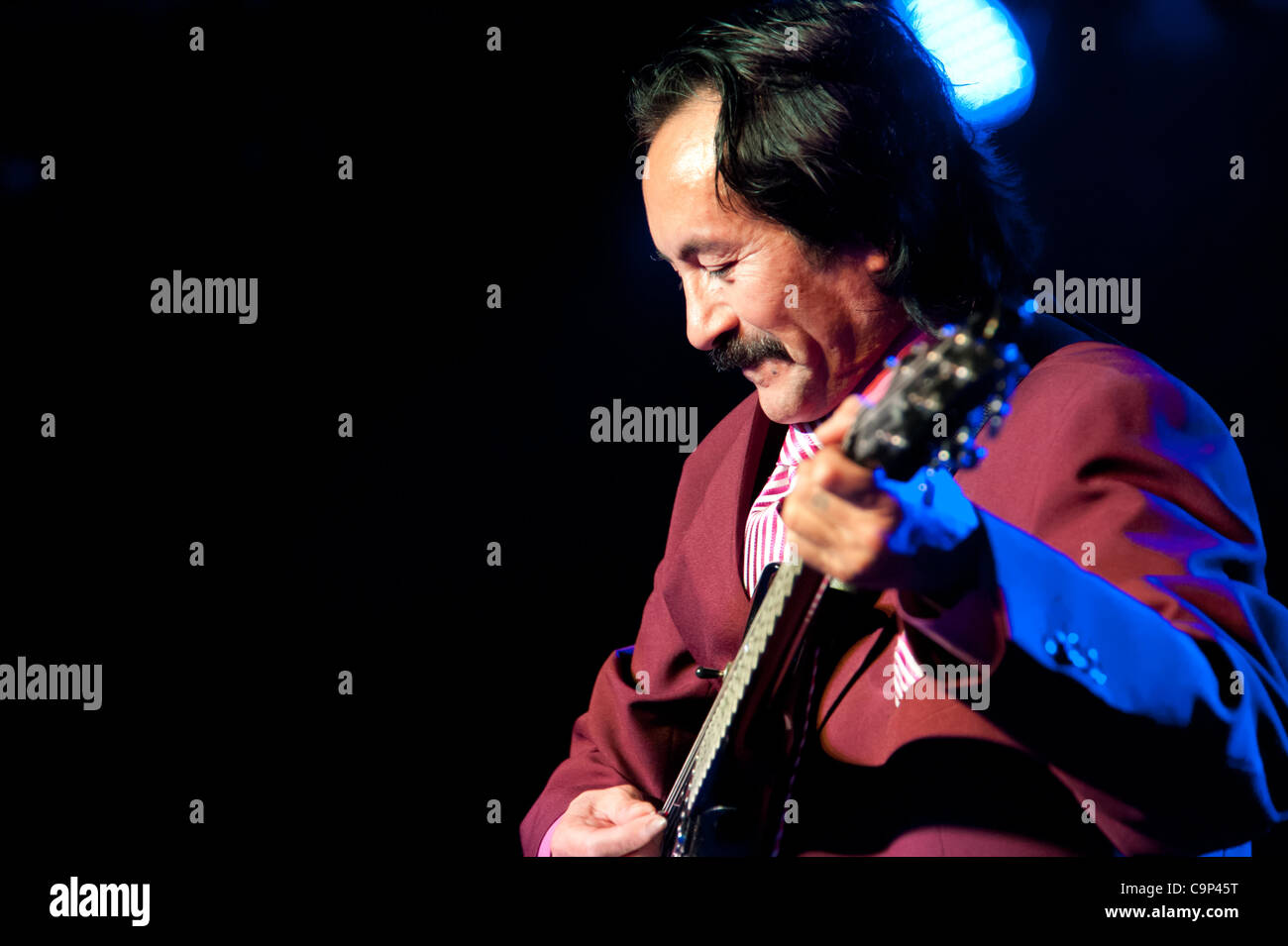 LINCOLN, CA - 3. Februar: Jorge auf Lead-Gitarre mit Arturo Cisneros Y Sus ist Freddy im Thunder Valley Casino Resort in Lincoln, Kalifornien am 3. Februar 2012 Stockfoto