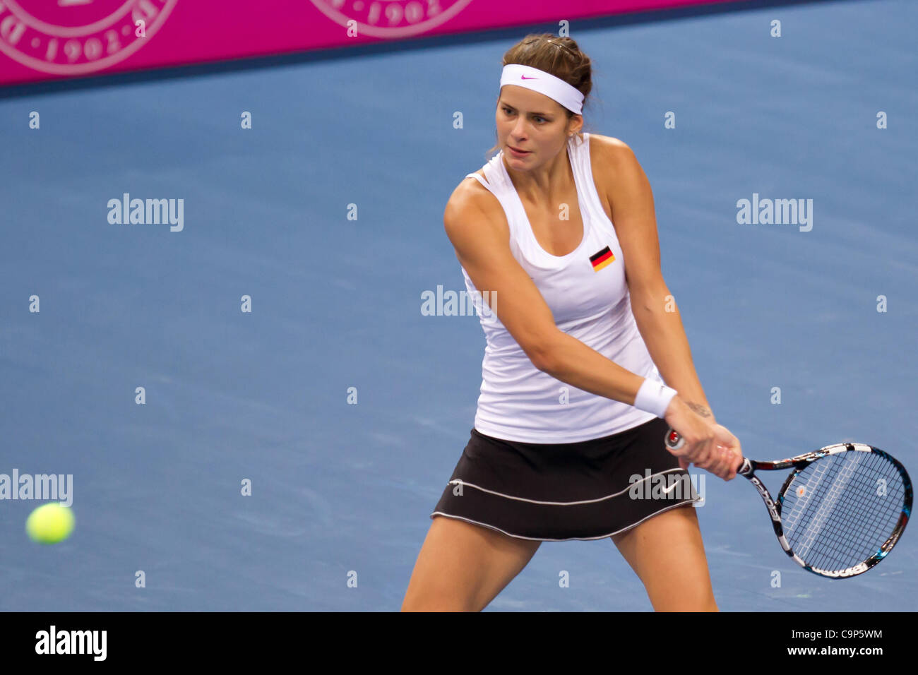 Deutschen Julia Goerges spielt gegen Petra Kvitova während eines Fed-Cup-Tennis Spiel Deutschland vs. Tschechien in Stuttgart, Deutschland, am Samstag, 4. Februar 2012. (CTK Foto/Petr Sznapka) Stockfoto