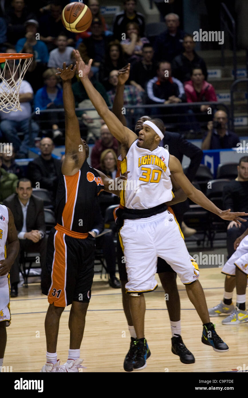 London Ontario, Kanada - 5. Februar 2012. Rodney Buford (30) der London Blitz steigt für Korb während eines National Basketball League of Canada-Spiels zwischen der London Blitz und Oshawa macht. London gewann das Spiel 129 bis 117 in der Overtime bei John Labatt Centre am Sonntagnachmittag. Stockfoto